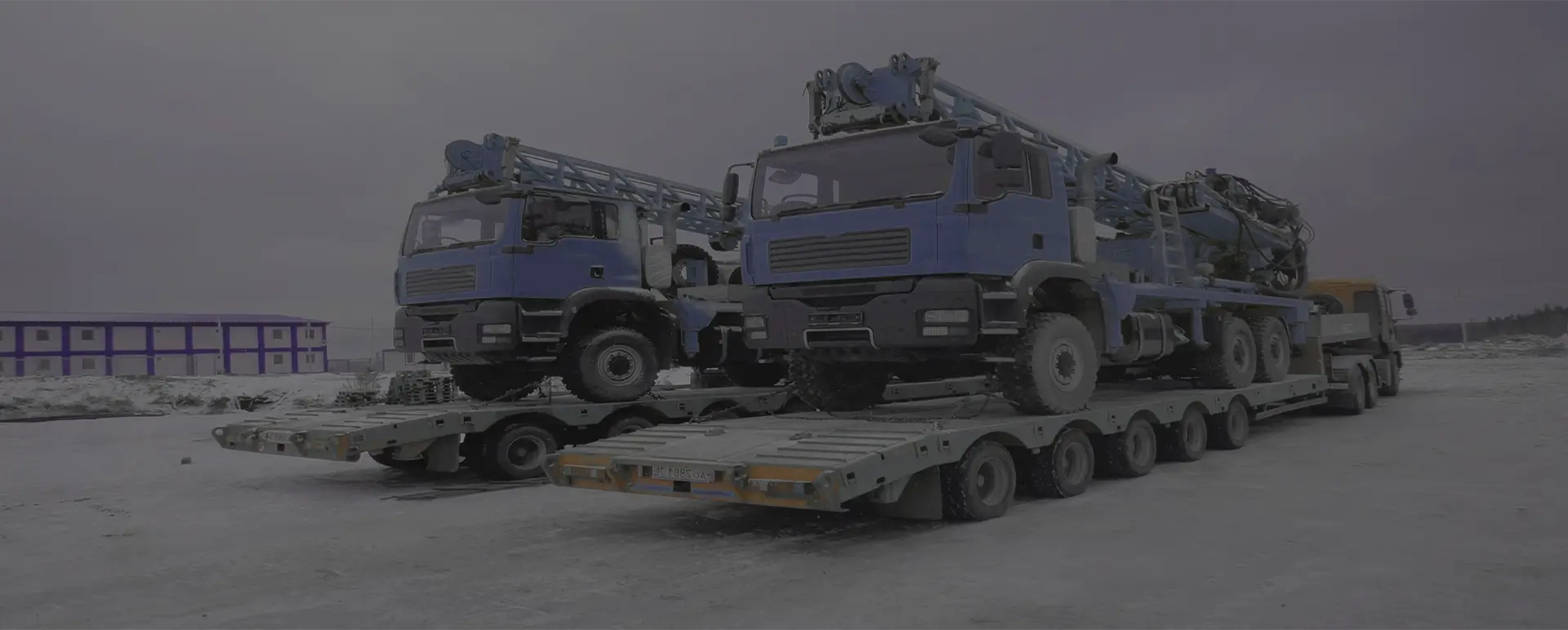 Доставка тралом с низкорамной платформой автокранапо России из Югорска, а также любой другой крупногабаритной техники