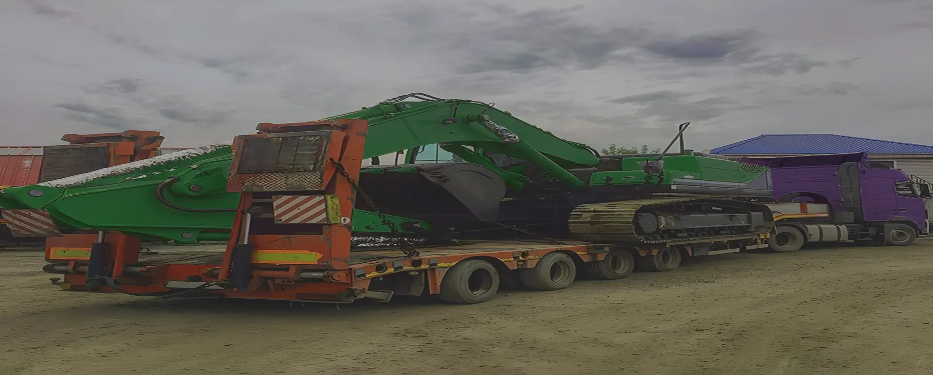 Заказать специализированную машину для перевозки экскаваторов в негабарите по России из Югорска